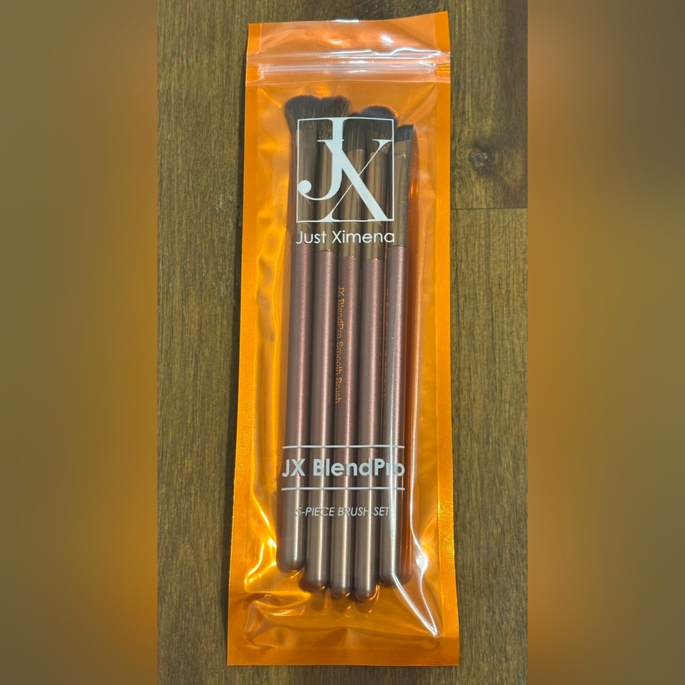 Quatrefoil Leopard Printed Keychain And Just Ximena Brushes - Picture 13 of 17